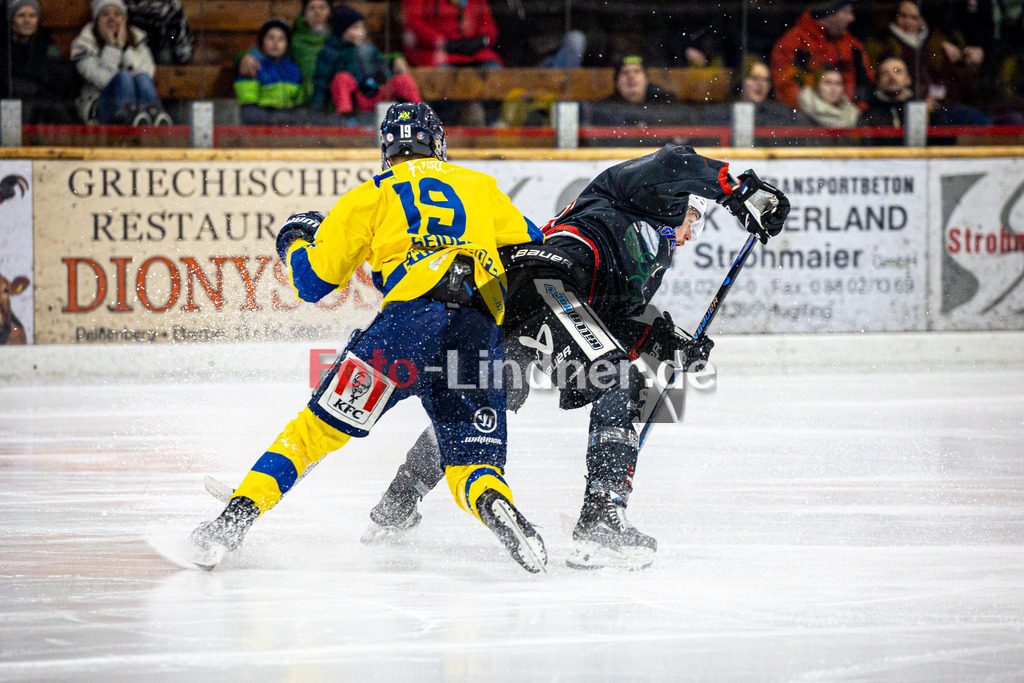 Peißenberg MINERS gegen EC Pfaffenhofen | Eishockey Bayernliga 2025/26 Vorrunde 25. Spieltag, Peißenberg MINERS gegen EC Pfaffenhofen, 20260109,Zweikampf,2026-01-09 in Peißenberg (flatbuy Arena Peißenberg), Anton SEIDEL (EC Pfaffenhofen 19), Weiland PARRISH (MINERS 13)Copyright: WolfgangxLindner www.foto-lindner.de