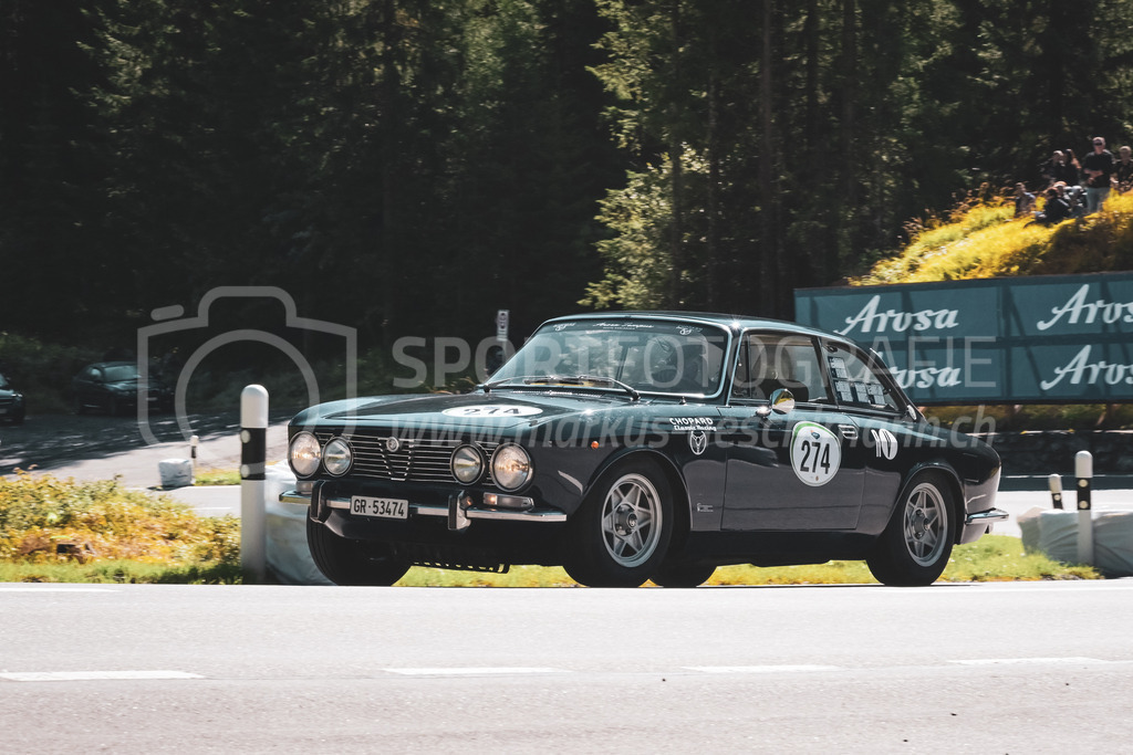21. Arosa ClassicCar 2025 - 6. =September= 2025 | Patric Iten aus Arosa (SUI) in einem Alfa Romeo 2000 GTV Bertone aus dem Jahre 1974 mit Startnummer 274 am Arosa ClassicCar 2025 in der Kategorie Classic Trophy..@arosaclassiccar, @arosa.official, #arosaclassiccar, #arosa, #76curves, #classiccarBild: Sportfotografie Markus Aeschimann | www.markus-aeschimann.ch - Realisiert mit Pictrs.com