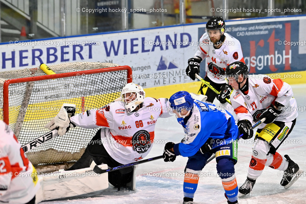 ESC SPARKASSE STEINDORF vs. EV ZELTWEG MURTAL LIONS | #88 Mocher Paul EV ZELTWEG MURTAL LIONS, #11 Kalan Luka ESC Steindorf, #17 Logar Miha EV ZELTWEG MURTAL LIONS, #44 Selan Maks EV ZELTWEG MURTAL LIONS, ESC SPARKASSE STEINDORF vs. EV ZELTWEG MURTAL LIONS, ESC SPARKASSE STEINDORF vs. EV ZELTWEG MURTAL LIONS am 27.12.2025 in Steindorf (Ossiachersee Halle), Austria, (Photo by Bernd Stefan)