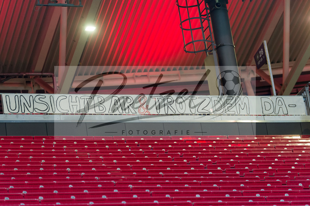 RBLLEV20211128_015 | Fussball, Herren: . Banner mit dem Spruch "Unsichtbar &amp; trotzdem da" bei dem Spiel der 1. Bundesliga zwischen RB Leipzig und Bayer 04 Leverkusen in der Red Bull Arena am 28.11.2021 in Leipzig, Deutschland.DFB / DFL REGULATIONS PROHIBIT ANY USE OF PHOTOGRAPHS AS IMAGE SEQUENCES AND/OR QUASI-VIDEO. - Realisiert mit Pictrs.com
