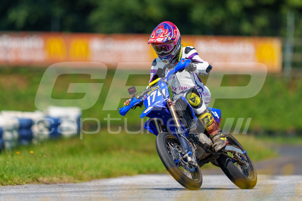 G-Cup + Supermoto Staatsmeisterschaft + Hungarian Supermoto Championship | GRIPcapture steht für authentische Sportfotografie in Österreich – für Momente, die mehr sind als Geschwindigkeit oder Ergebnis. Es geht um Emotion, Spannung, Fokus und den Augenblick, der oft nur einen Wimpernschlag dauert.Ob Motorsport, Teamsport oder 