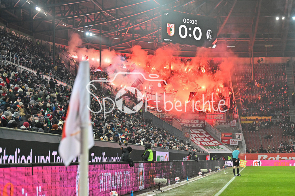 FC Augsburg - SC Freiburg | AUGSBURG, GERMANY - 18. JANUARY: die Fans der Freiburger zünden zu Spielbeginn Pyrotechnik / Pyro / Ultras / Symbolbild während dem Bundesligamatch zwischen dem FC Augsburg und dem SC Freiburg am 18. Spieltag in der WWK-Arena / DFL REGULATIONS PROHIBIT ANY USE OF PHOTOGRAPHS AS IMAGE SEQUENCES AND/OR QUASI-VIDEO