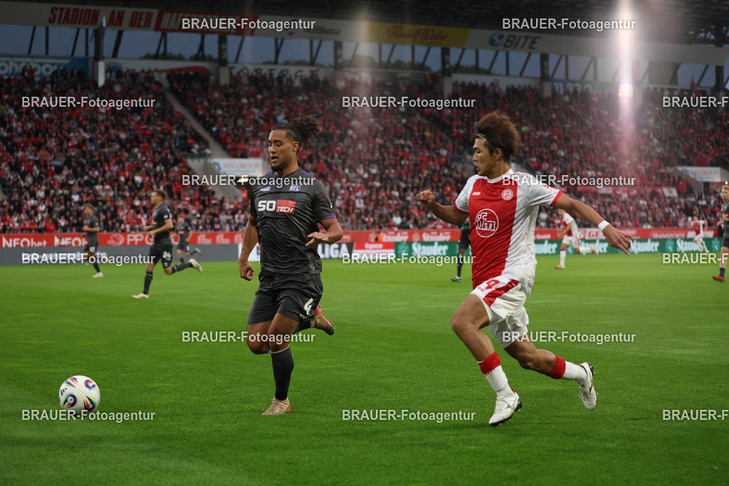 Rot-Weiss Essen - VFL Osnabrück | Essen, Deutschland, 17.09.2025 Yiğit Karademir (VFL Osnabrück) und Kaito Mizuta  (Rot-Weiss Essen) im Kampf um den Ballwährend des 3.Liga Spiels zwischen  Rot-Weiss Essen und VFL Osnabrück am 17.09.2025 im Stadion an der Hafenstraße in Essen. (Foto von Timo Bluhmki-Schmidt/Brauer Fotoagentur