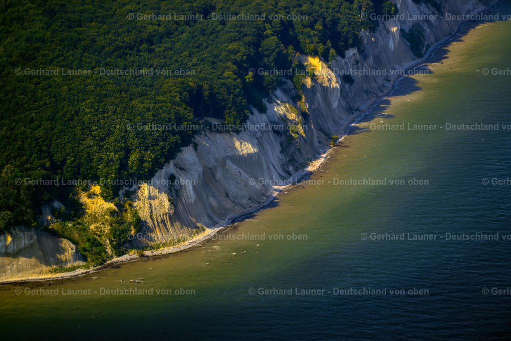 3621472 | SASSNITZ 2016 Blick auf die Kreideküste im Nationalpark Jasmund bei Sassnitz auf der Insel Rügen in Mecklenburg-Vorpommern. Der markante Felsvorsprung Königsstuhl befindet sich in der Umgebung der Stubbenkammer in dem seit 1990 bestehenden Nationalpark am Ufer zur Ostsee mit einem Buchenwald, der teilweise zum UNESCO-Welterbe gehört. // View of the chalk cliff coast in the National Park Jasmund near Sassnitz on the island Ruegen in Mecklenburg-West Pomerania. Foto: Gerhard Launer