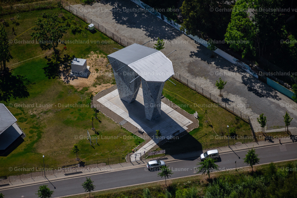 4035960 | BRAUNSCHWEIG 31.07.2020 Kletterturm des Boulder e.V. in Braunschweig im Bundesland Niedersachsen, Deutschland. Weiterführende Informationen bei: Boulder e.V.. // Roof on the building of the sports hall in Brunswick in the state Lower Saxony, Germany. Further information at: Boulder e.V.. Foto: Gerhard Launer