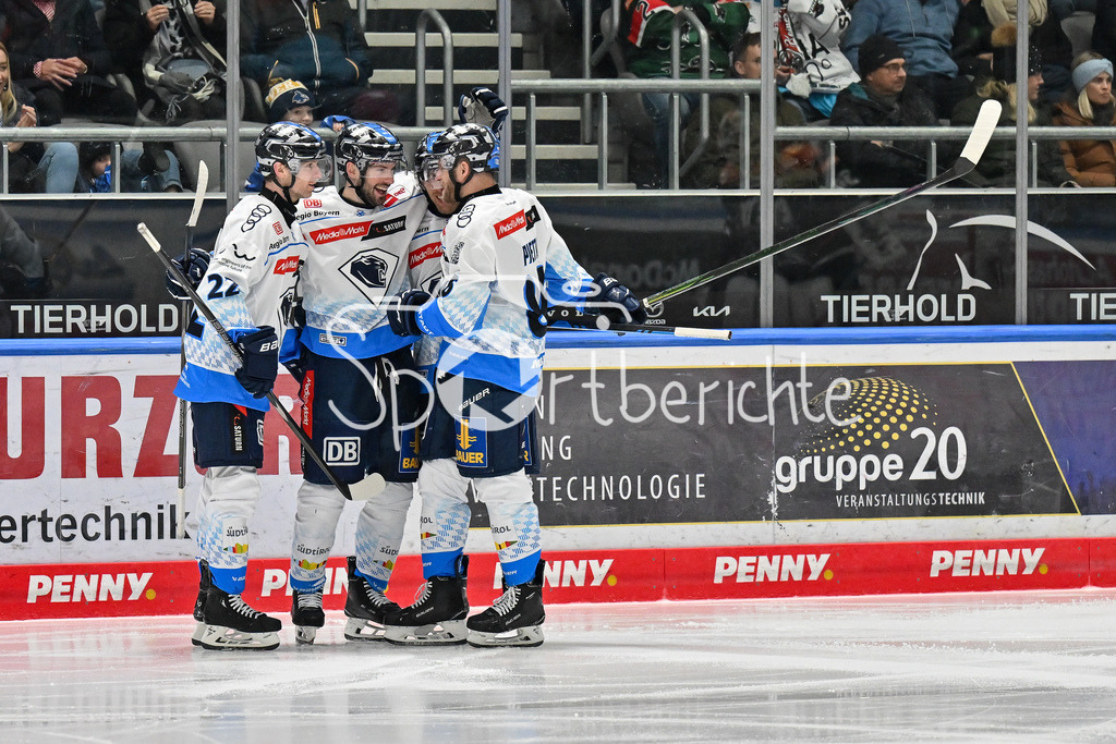 Augsburger Panther - ERC Ingolstadt | Jubel der Gaeste nach dem Treffer zum 1-3 druch Austen KEATING (ERC Ingolstadt #89)  Freude / Happy / Tor / Torschuetze / DEL: Augsburger Panther - ERC Ingolstadt, Curt Frenzel Stadion am 26.01.2025