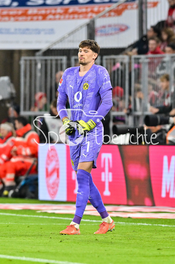 FC Bayern München - Borussia Dortmund | MUNICH, GERMANY - Gregor KOBEL (Borussia Dortmund 1) during the bundesliga match between FC Bayern Munich vs. Borussia Dortmund on matchday 7 at Allianz Arena on October 18, 2025 in Munich, Germany / DFL REGULATIONS PROHIBIT ANY USE OF PHOTOGRAPHS AS IMAGE SEQUENCES AND/OR QUASI-VIDEO