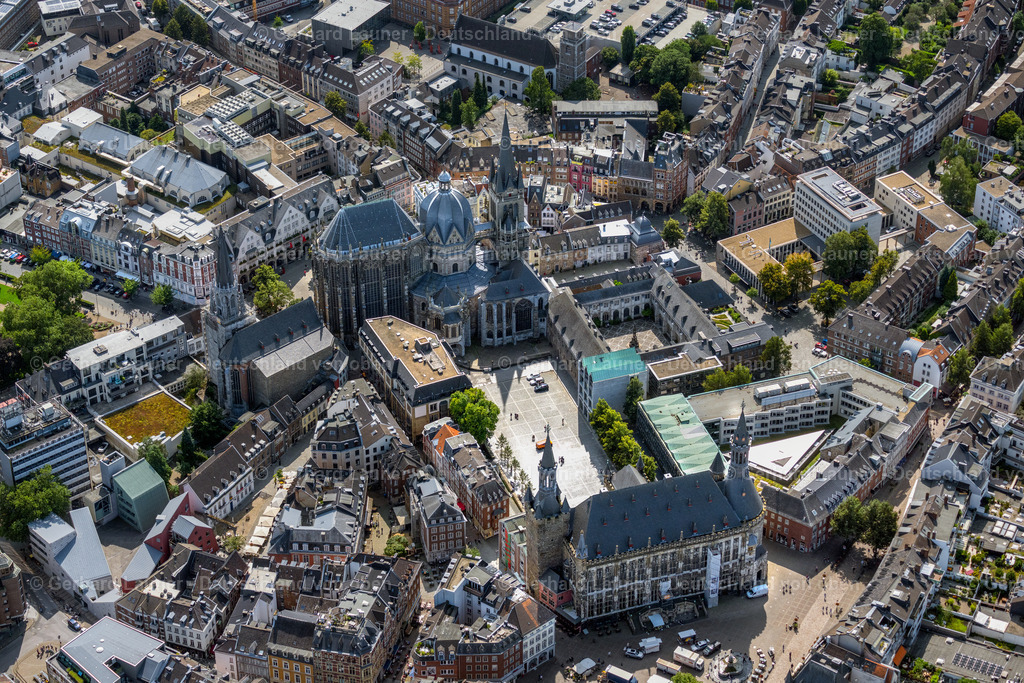 4049075 | Rathaus und  Aachener Dom, auch Hoher Dom zu Aachen, Aachener Münster oder Aachener Marienkirche, ist die Bischofskirche des Bistums Aachen und das bedeutendste Wahrzeichen der Stadt Aachen