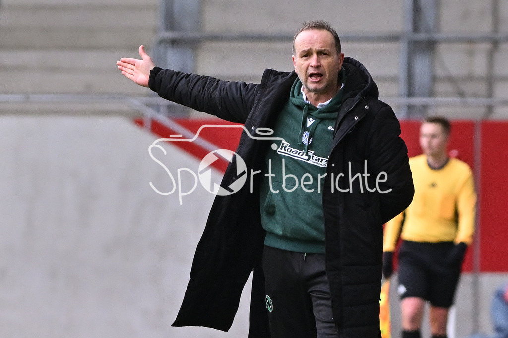 FC Bayern München - Hannover 96 | MUNICH, GERMANY - 15. FEBRUARY: im Bild Dirk LOTTNER Trainer A-Junioren Hannover 96 / Einzelfoto / Freisteller während dem Spiel zwischen der U19 des FC Bayern München und der U19 von Hannover 96 am 2. Spieltag der Hauptrunde der U19-DFB-Nachwuchsliga am FC Bayern Campus
