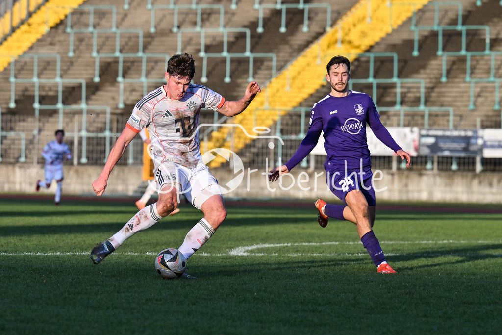 TSV Schwaben Augsburg - FC Bayern Amateure | AUGSBURG, GERMANY - 29. NOVEMBER: Torchance Richard Christian MEIER (FC Bayern München II 9) neben Elias HERZIG (TSV Schwaben Augsburg 24) beim Ligaspiel zwischen dem TSV Schwaben Augsburg und den Amateuren des FC Bayern am 20. Spieltag der Regionalliga Bayern im Rosenaustadion
