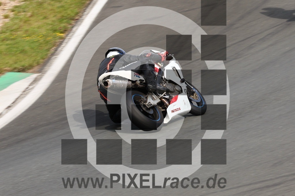 0034-20240718_05150 | Schöne Erinnerungen an spannende Momente - das festzuhalten ist unser Job. PIXELrace.de ist seit 2003 auf den Rennstrecken Europas unterwegs um die Action draußen beim Fahren und die wunderbare Stimmung imm Fahrerlager für euch einzufangen.