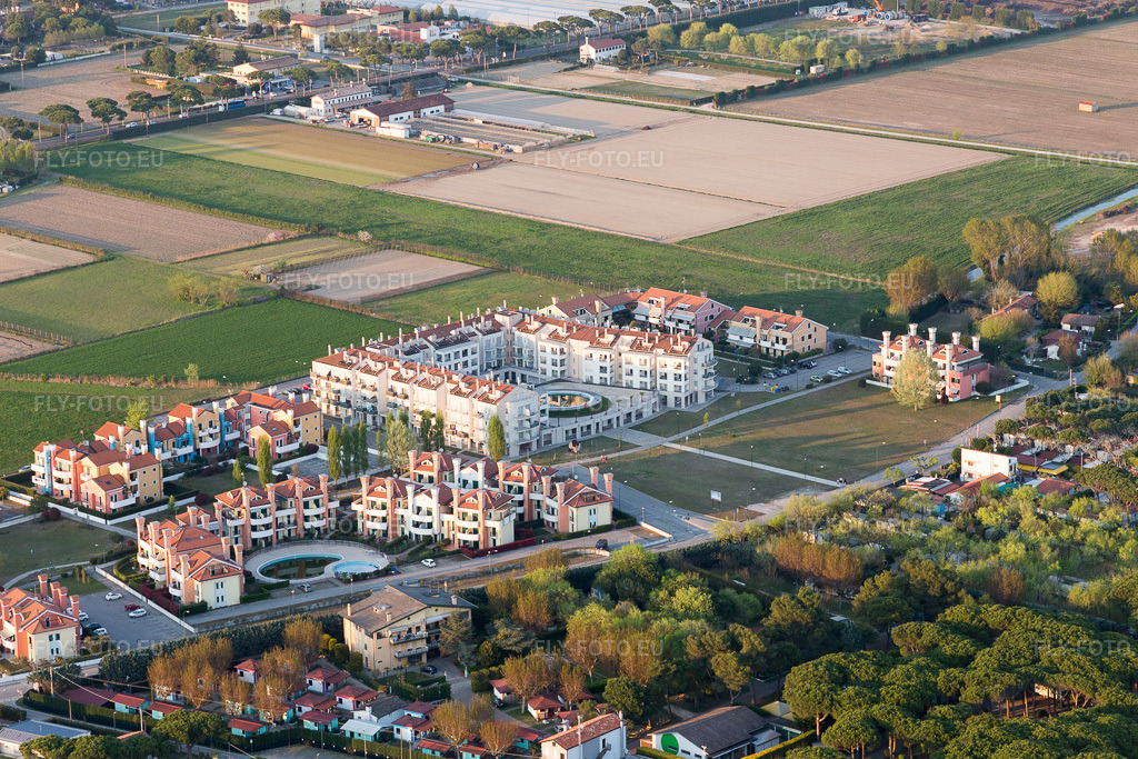 Vue aérienne: Vue de la ville à Cavallino-Treporti dans le département Vénétie, Italie. Photo: IMG_098294.jpg prise le 03/04/2017 par Werner Riehm/FLY-FOTO.eu – Résolution de l'original: 5348 x 3565 px