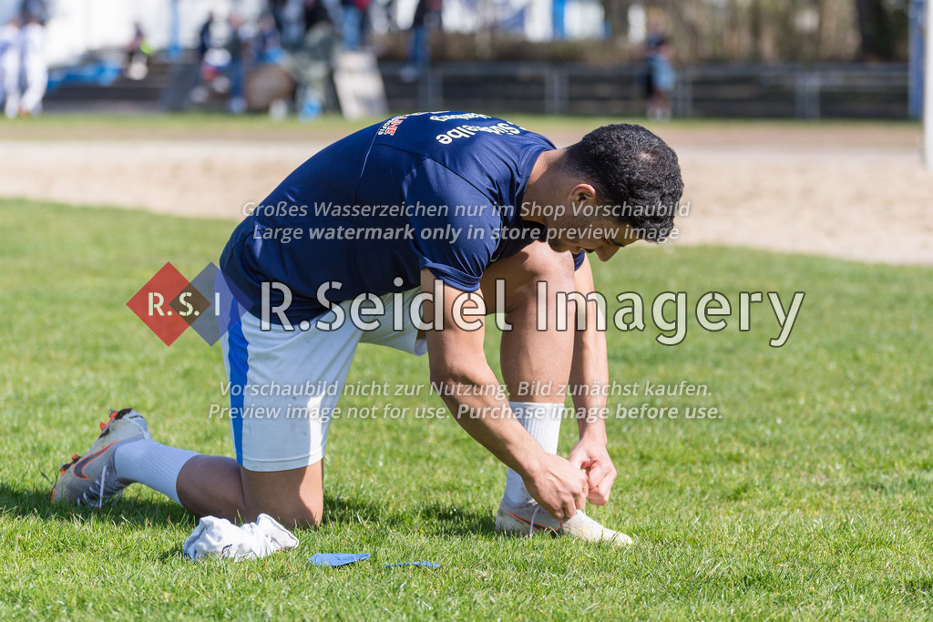 Fußball, Saison 2021/22, Oberliga Abstiegsrunde, Lohbrügge - Süderelbe, Binnenfeldredder (Hamburg), 18.04.2022, 12. Spieltag | Mohamed Doudouch Akoudad (#2, Süderelbe) schnürt sich die Schuhe.