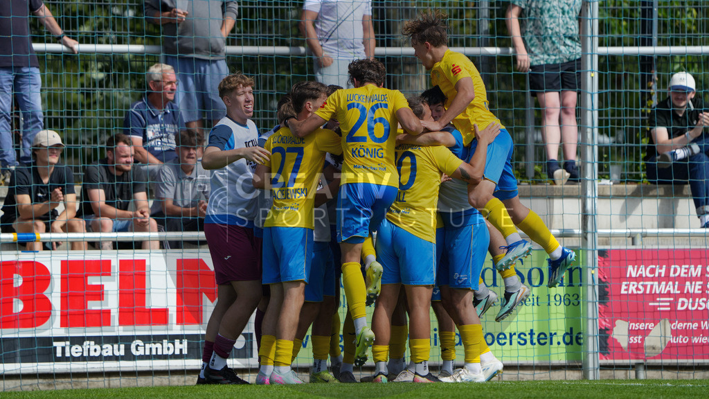 Fußball, Herren, Saison 2025/2026, Regionalliga Nordost, 2. Spieltag, FSV 63 Luckenwalde vs. Chemnitzer FC, Samstag 02.08.2025, Werner-Seelenbinder-Stadion Luckenwalde | Fußball, Herren, Saison 2025/2026, Regionalliga Nordost, 2. Spieltag, FSV 63 Luckenwalde vs. Chemnitzer FC, Samstag 02.08.2025, Werner-Seelenbinder-Stadion Luckenwalde, Im Bild: Jubel beim FSV 63 Luckenwalde nach dem erneuten Führungstreffer - Realisiert mit Pictrs.com