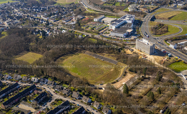 Velbert240301732 | Luftbild, Gewerbegebiet und Baustelle mit Hotel-Neubau am Eckgrundstück Flandersbacher Weg und Heiligenhauser Straße, Stadion Sonnenblume an der Jupiterstraße, Velbert, Ruhrgebiet, Nordrhein-Westfalen, Deutschland