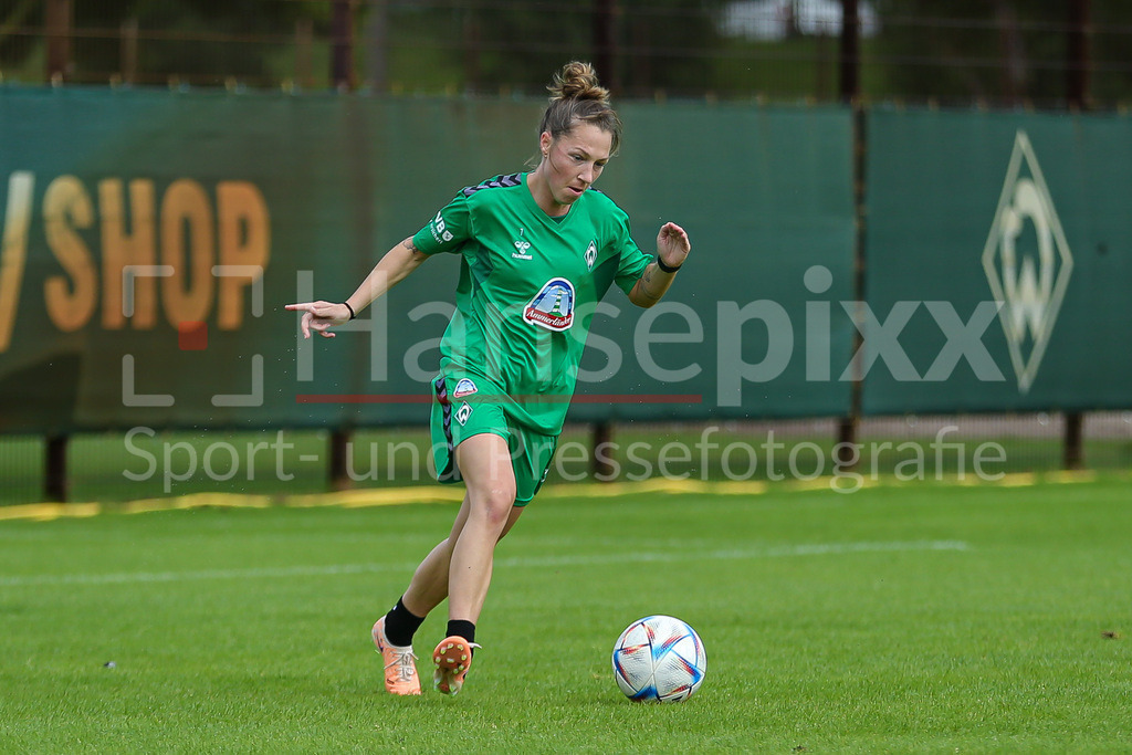 Fussball, Google Pixel Frauen-Bundesliga, Training SV Werder Bremen | v.li.: Lisa Josten (SV Werder Bremen, 7) Freisteller, Einzelbild, Ganzkörper, Aktion, Action, Spielszene