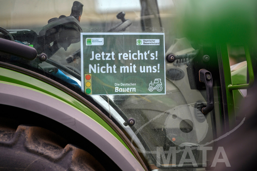 _DWA4310 | Bauerndemo gegen Agrarpolitik der Bundesregierung  auf dem Straße Obstmarkt und Hauptmarkt . Nürnberg, 08.01.2024 - Realisiert mit Pictrs.com