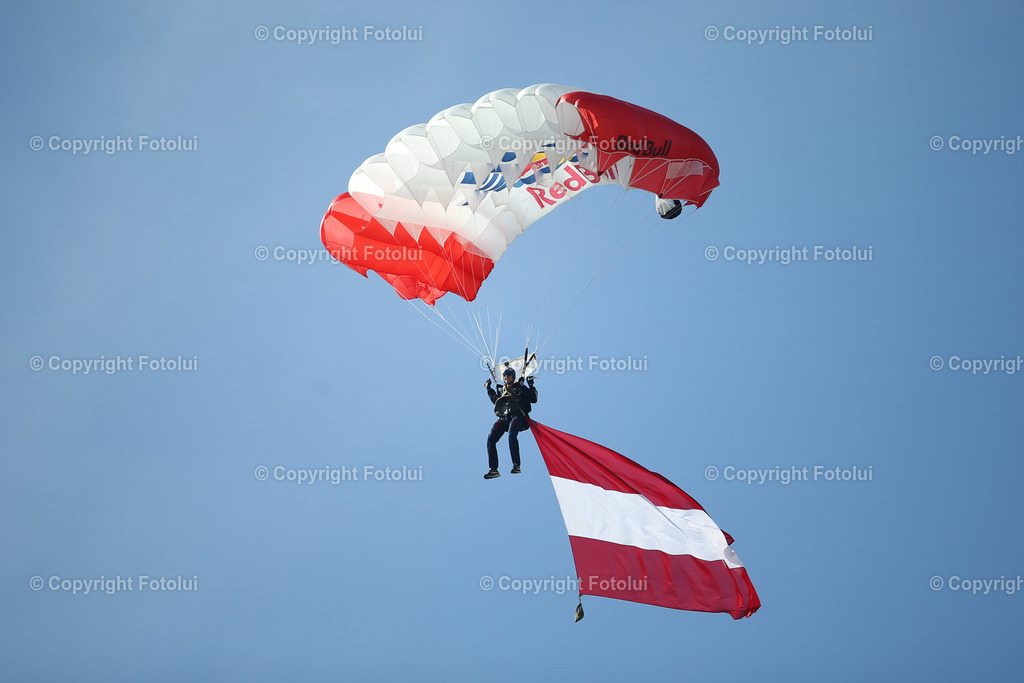 A_LUI_20230813_0012 | SPORT FUSSBALL ADMIRAL BUNDESLIGA RED BULL SALZBURG VS AUSTRIA WIEN
IM BILD: Matchball kommt 
FOTO:FOTOLUI/UW