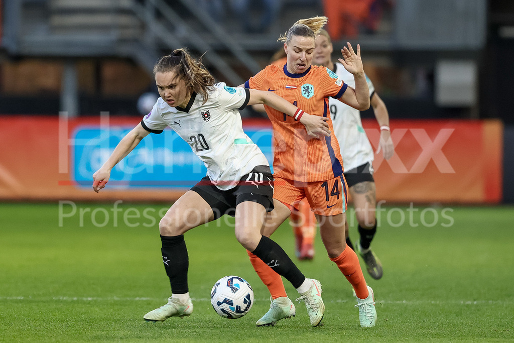 Fussball, UEFA Women s Nations League, Deutschland - Österreich | v.li.: Lilli Purtscheller (Österreich, 20) und Jackie Groenen (Niederlande, 14) im Zweikampf, Duell, Dynamik, Aktion, Action, Spielszene