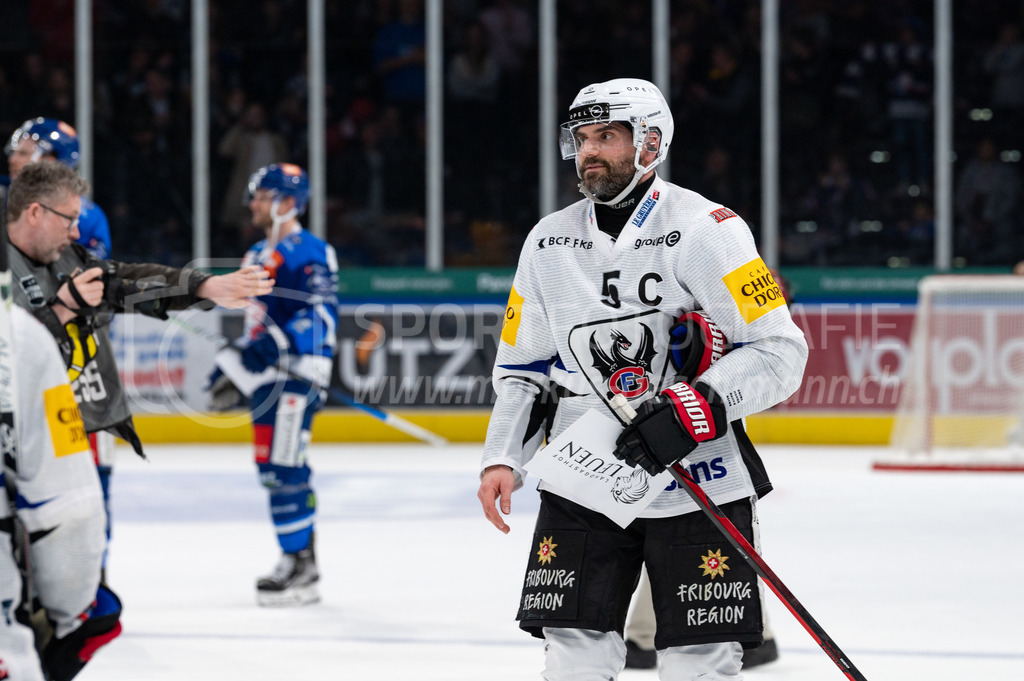 Swiss National League: Semifinals Game 4: ZSC Lions - Fribourg-Gotteron | 14.04.2022, Zürich, Hallenstadion, Swiss National League: Semifinals Game 4: ZSC Lions - Fribourg-Gotteron, #5 Philippe Furrer (Fribourg) beendet mit diesem Spiel seine aktive Karriere. - Realisiert mit Pictrs.com
