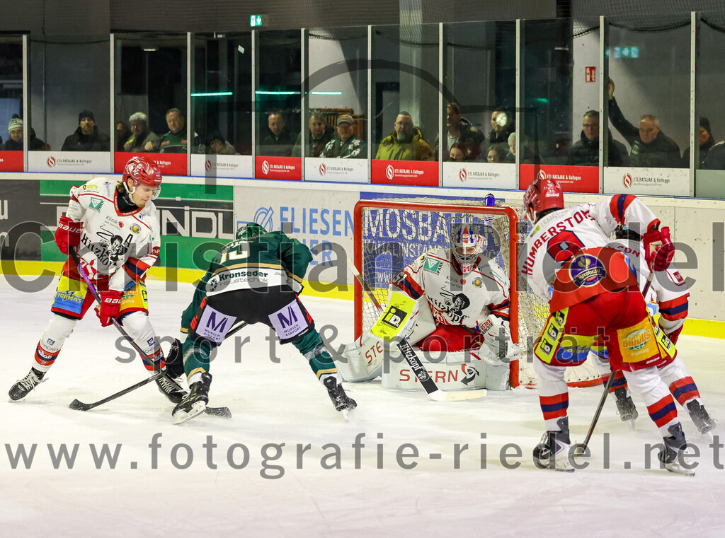 2026-02-20_141_TSV_Erding_gegen_Deggendorfer_SC | Erding, Deutschland, 20.02.2026:Eishockey, Oberliga Süd 2025 / 2026, 49. Spieltag, TSV Erding gegen Deggendorfer SC, Endergebnis: 4:1Torwart Timo Pielmeier (Deggendorfer SC, #51), Brett Humberstone (Deggendorfer SC, #9)Foto: Christian Riedel / fotografie-riedel.net