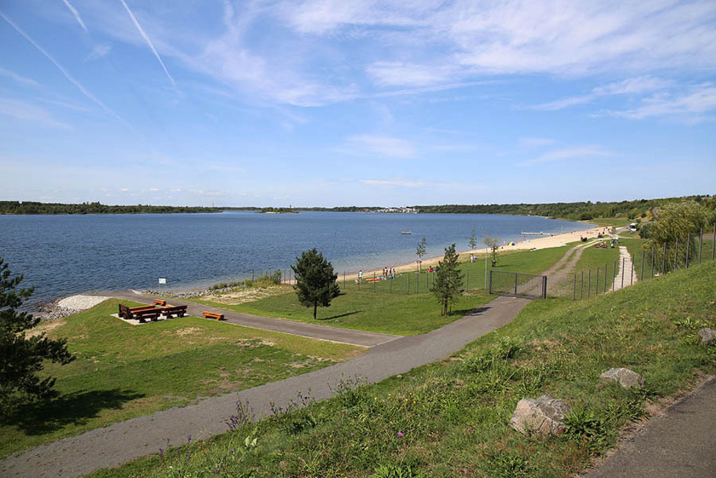 Foto: Leipzig - Markkleeberger See - Auenhainer Strand | Das Team hinter BILDLEXIKON LEIPZIG bündelt historische wie aktuelle Informationen über die Stadt Leipzig in Text und Bild auf einer Plattform und stellt diese der interessierten Öffentlichkeit zur Verfügung.