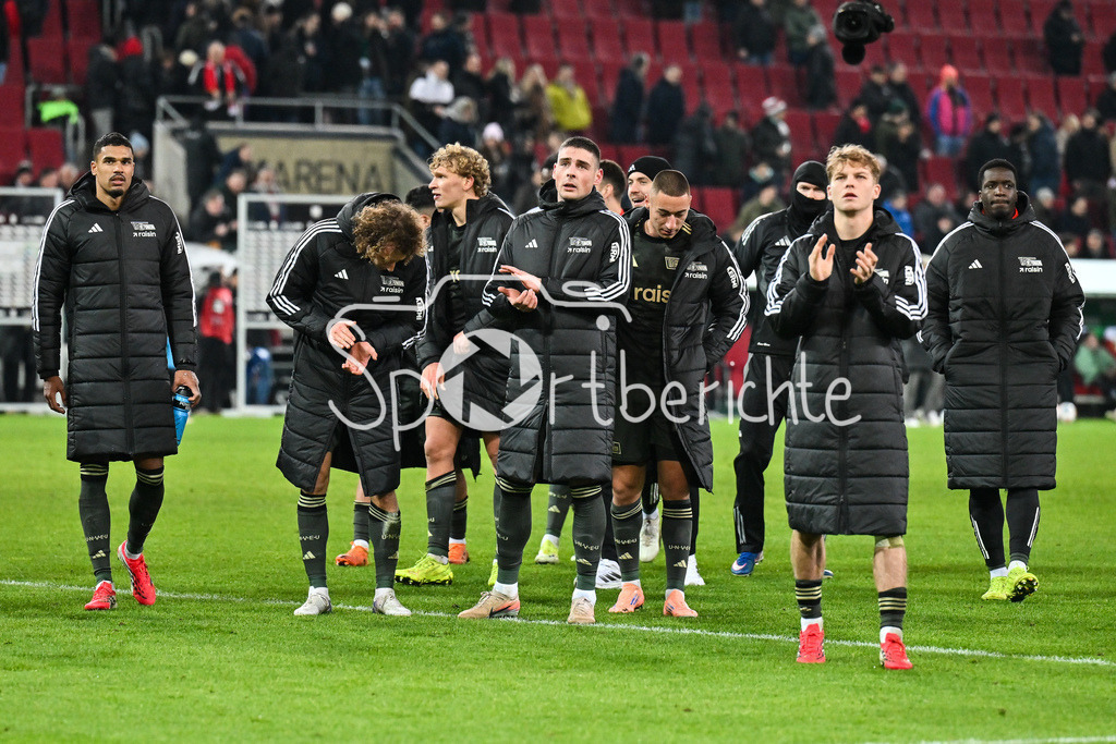 FC Augsburg - 1. FC Union Berlin | AUGSBURG, GERMANY - 15. JANUARY: die Spieler der Gäste bedanken sich bei den mitgereisten Berlinern nach dem Bundesligamatch zwischen dem FC Augsburg und dem 1. FC Union Berlin am 17. Spieltag in der WWK-Arena / DFL REGULATIONS PROHIBIT ANY USE OF PHOTOGRAPHS AS IMAGE SEQUENCES AND/OR QUASI-VIDEO