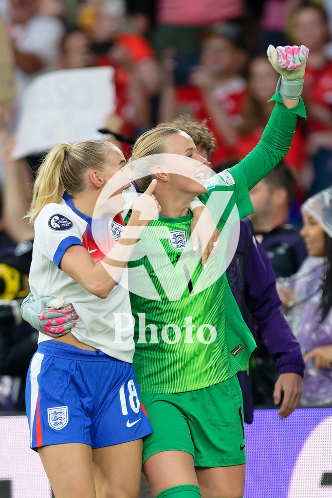 England v Spain - UEFA Women's EURO 2025 Final | BASEL, SWITZERLAND - JULY 27:  Chloe Kelly of England and Hannah Hampton of England celebrate after winning WEURO 2025 during the UEFA Women's EURO 2025 Final match between England and Spain at St. Jakob-Park on July 27, 2025 in Basel, Switzerland. (Photo by Giuseppe Velletri/Sports Press Photo/Getty Images)