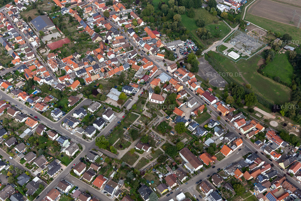 Luftbild: Friedhof Hochstetten im Ortsteil Hochstetten in Linkenheim-Hochstetten im Bundesland Baden-Württemberg in Deutschland. Foto: IMG_122868.jpg vom 11.09.2020 durch Werner Riehm/FLY-FOTO.de