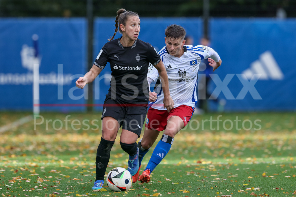 Fussball, 2. Frauen-Bundesliga, Hamburger SV - Borussia Mönchengladbach | v.li.: Yvonne Zielinski (Borussia Möchengladbach, 17) und Jobina Lahr (Hamburger SV, 31) im Zweikampf, Duell, Dynamik, Aktion, Action, Spielszene, DIE DFB-RICHTLINIEN UNTERSAGEN JEGLICHE NUTZUNG VON FOTOS ALS SEQUENZBILDER UND/ODER VIDEOÄHNLICHE FOTOSTRECKEN. DFB REGULATIONS PROHIBIT ANY USE OF PHOTOGRAPHS AS IMAGE SEQUENCES AND/OR QUASI-VIDEO.