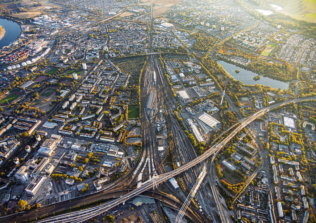 Luftbild: Hauptbahnhof Ludwigshafen unter der Pylonbrücke für die B37 im Ortsteil Süd in Ludwigshafen im Bundesland Rheinland-Pfalz in Deutschland. – Foto: IMG_159722-Pano.jpg vom 06.10.2026 durch Werner Riehm/FLY-FOTO.de – Auflösung des Originals: 6212 x 4394 px