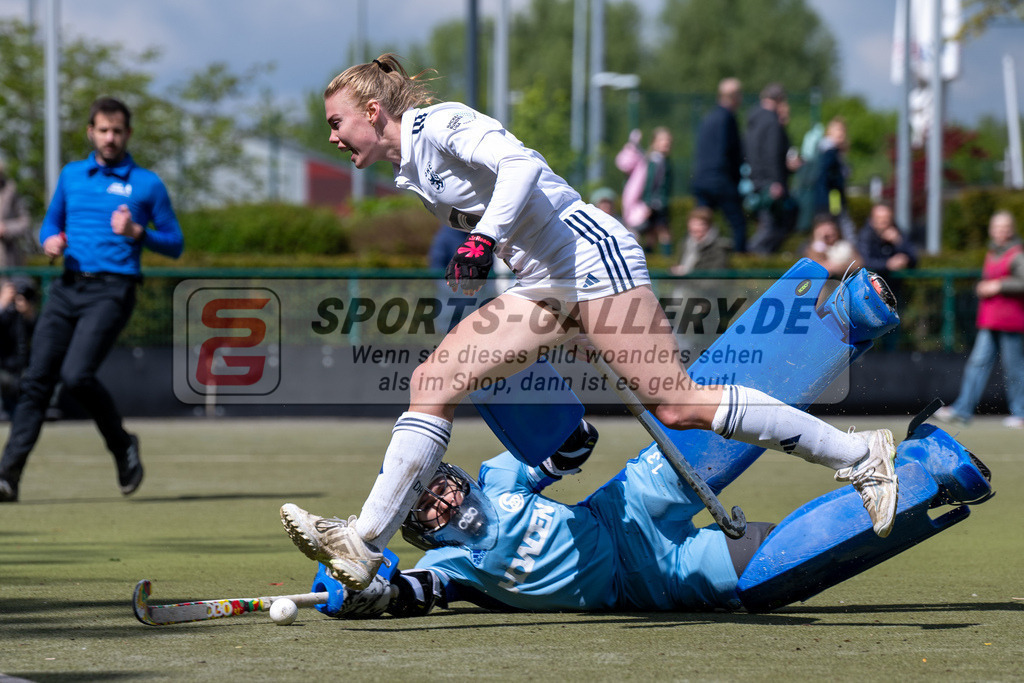 SFE_20240421_0176 | Düsseldorf, Deutschland, 21.04.2024: Selina Müller (Münchener SC), Sophia Schwabe (Düsseldorfer HC) in Aktion waehrend des Spiels der Feldhockey 1. Bundesliga Damen zwischen Düsseldorfer HC - Münchener SC im Düsseldorfer Hockeyclub 1905 e.V. am 21.04.2024 in Düsseldorf, Deutschland. (Foto von Stephan Fehrmann)

Düsseldorf, Germany, 21.04.2024: Selina Müller (Münchener SC), Sophia Schwabe (Düsseldorfer HC) in action during the game of Feldhockey 1. Bundesliga Damen between Düsseldorfer HC - Münchener SC in Düsseldorfer Hockeyclub 1905 e.V. at 21.04.2024 in Düsseldorf, Deutschland. (Foto from Stephan Fehrmann)