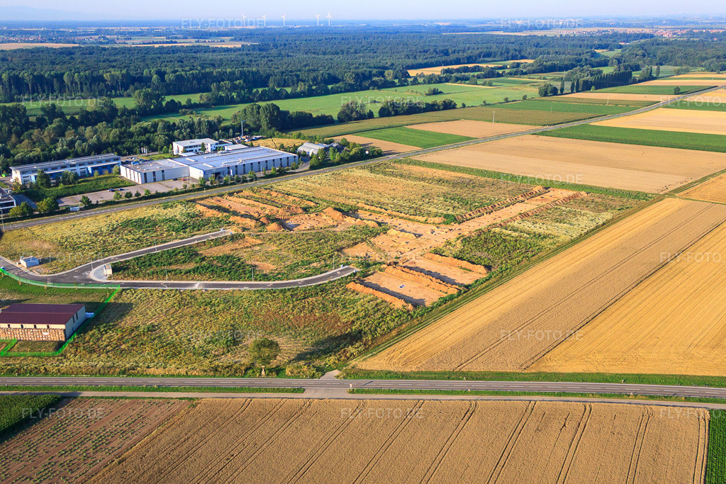 Luftbild: Archäologische Grabung am neuen Gewerbepark W II in Herxheim bei Landau im Bundesland Rheinland-Pfalz in Deutschland. Foto: IMG_70205.jpg vom 19.07.2014 durch Werner Riehm/FLY-FOTO.de