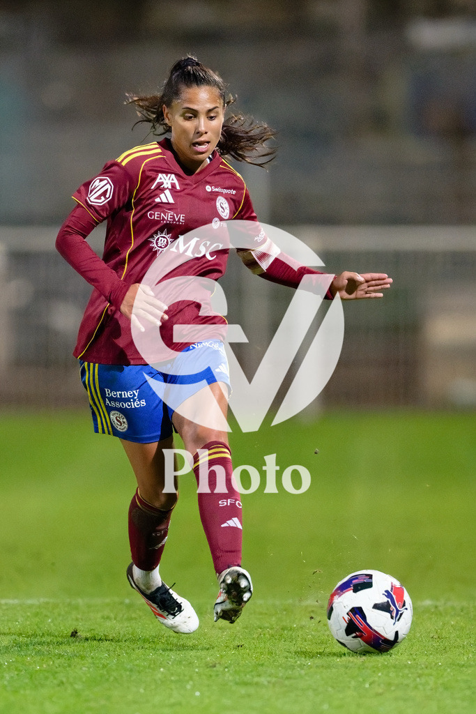 DZ9_5114_c | Switzerland: AXA Womens Super League 2025/26, Servette FC Chenois Feminin vs FC Aarau Frauen - Stade des Trois-Chene, Chene-Bourge: Daina Bourma (3 Servette FC Chenois Feminin) passes the ball 