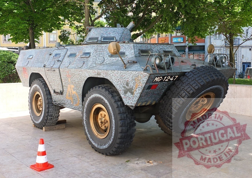 Chaimite V-200 armored vehicle memorializing Carnation Revolution in Lisbon | Chaimite V-200 armored vehicle acting as a historical memorial in Lisbon, Portugal - Realisiert mit Pictrs.com