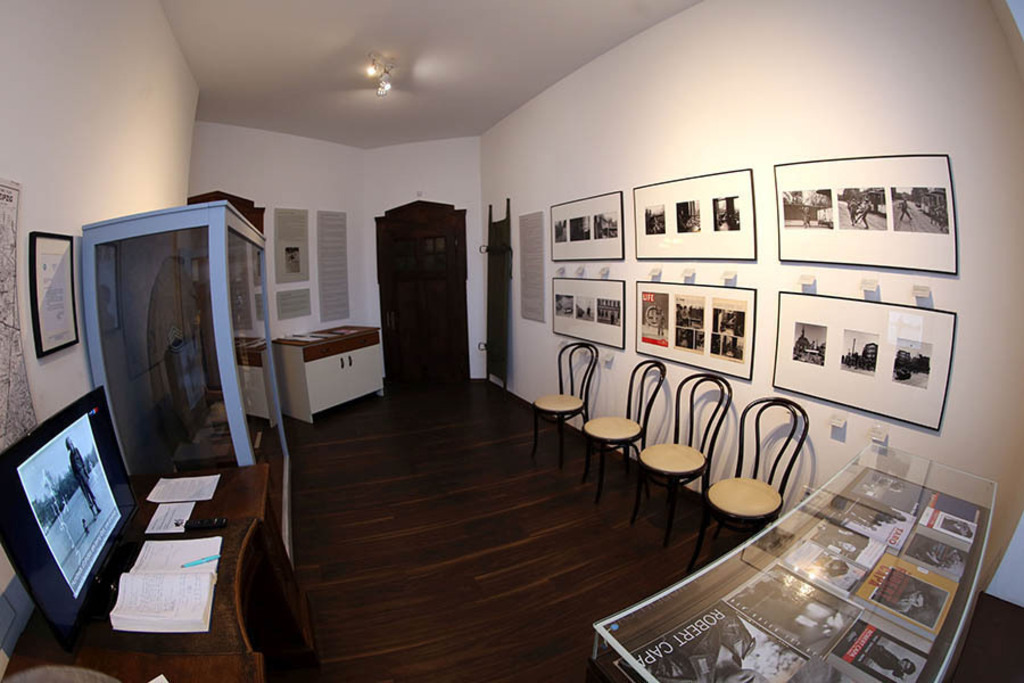 Capa-Haus - Ausstellung "War is over" | Entdecke über 20 Kategorien Leipzig-Motive: Foto-Downloads, hochwertige Poster, Leinwand- & Fine-Art-Prints. Jetzt Lieblingsfoto im Bildlexikon Leipzig Shop bestellen!
