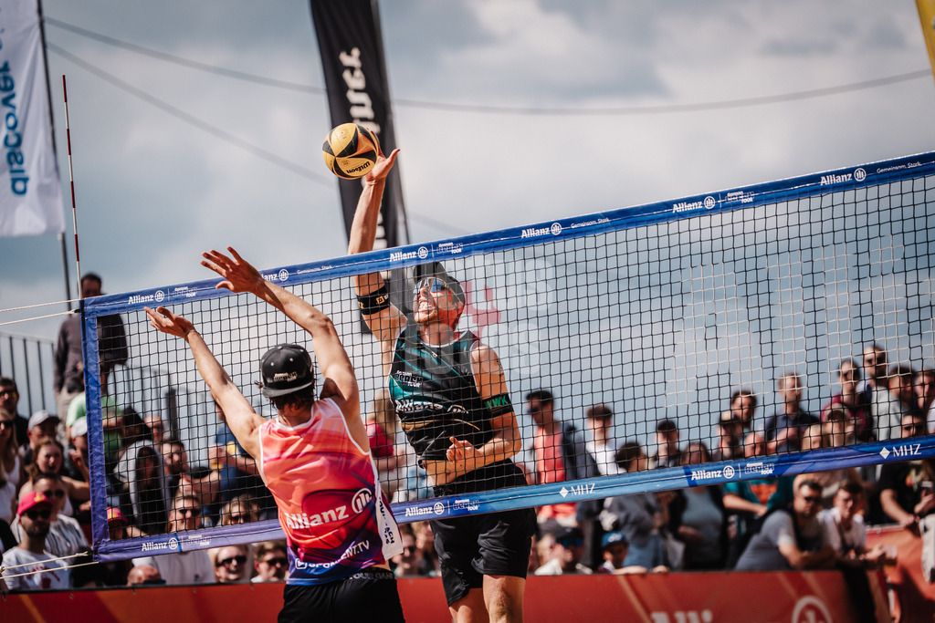 Beachvolleyball | Männer | Allianz German Beach Tour 2025 | Tourstop Düsseldorf | 17.05.2025 | Nils Ehlers rechts beim Angriff gegen Jannik Kühlborn links