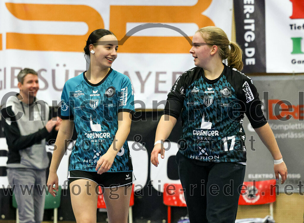 2022-11-27_004_SV_Anzing_gegen_HT_Muenchen_II | Anzing, Deutschland, 27.11.2022:
Handball, Bezirksliga 2022 / 2023, 7. Spieltag, SV Anzing gegen HT München II, Endergebnis: 28:32

Helena Dannheim (HT München, #8), Torfrau Jana Amelie Rogozinski (HT München, #17)

Foto: Christian Riedel / fotografie-riedel.net