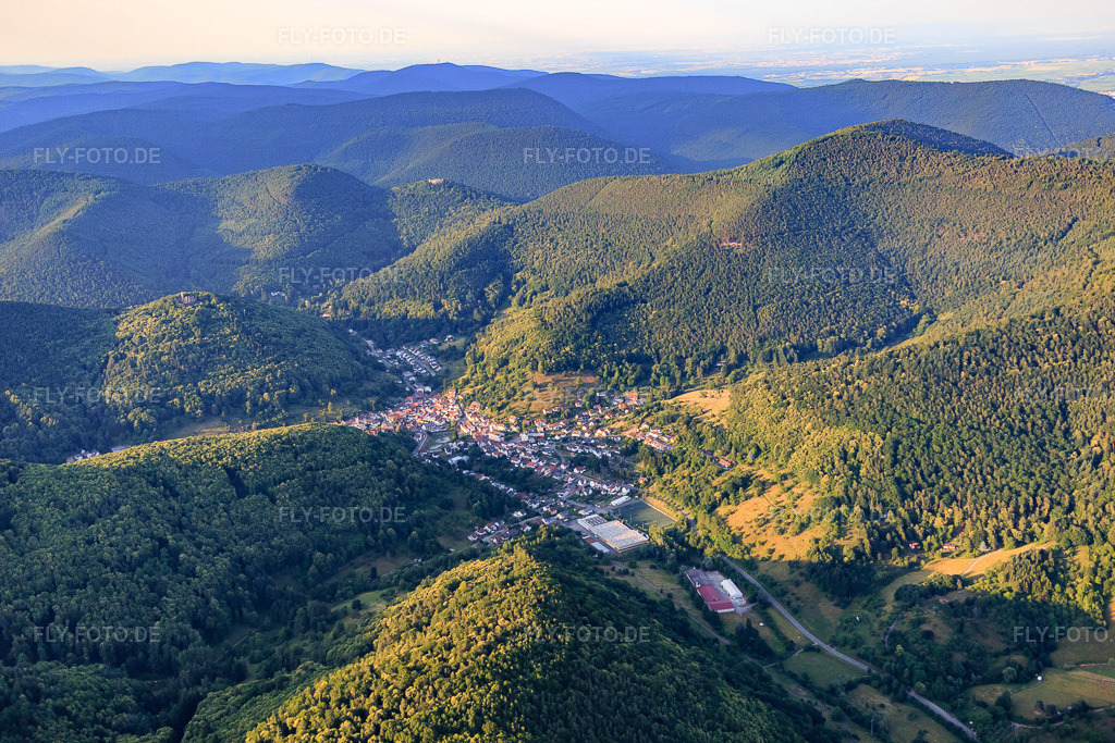 Luftbild: Dorfübersicht im Dernbachtal aus Südwesten in Ramberg im Bundesland Rheinland-Pfalz in Deutschland. Foto: IMG_082669.jpg vom 25.06.2015 durch Werner Riehm/FLY-FOTO.de