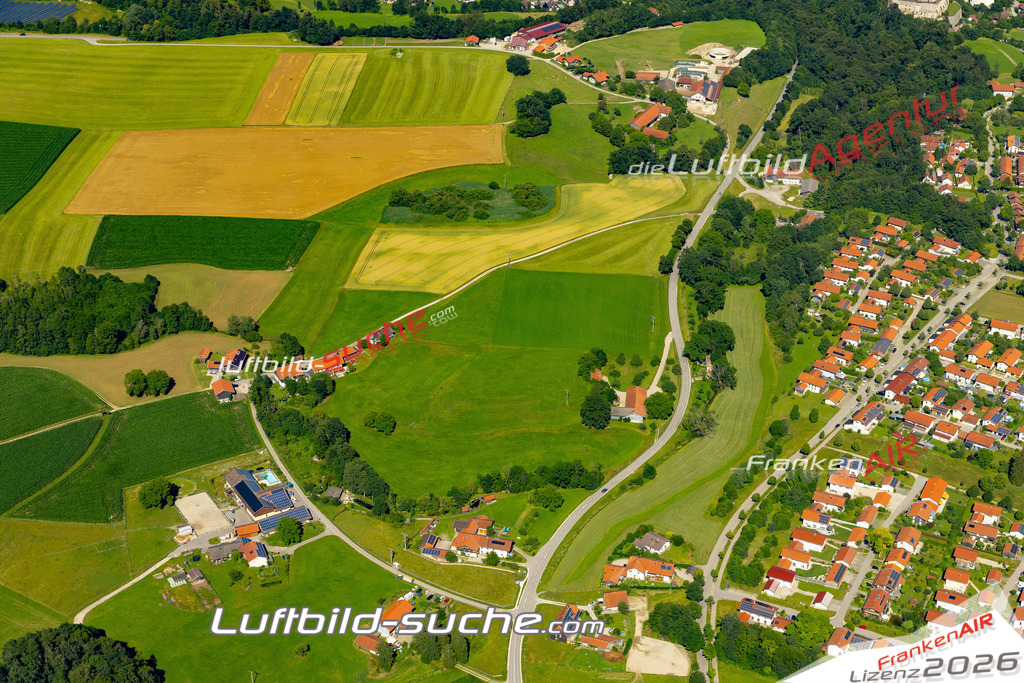 Aktuelles Luftbild von  Tittmoning - Die Luftaufnahme wurde 2022 mittels UL-Flugzeug erstellt ( keine Drohne ) - hochauflösende Kamera-Systeme von  Canon -Beste Qualität - Für grossformatige Ausdrucke geeignet. Die Geschenkidee !