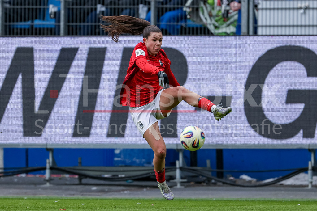 Fussball, Google Pixel Frauen-Bundesliga, Hamburger SV - SC Freiburg | Leela Egli (SC Freiburg, 20) am Ball, Freisteller, Einzelbild, Ganzkörper, Aktion, Action, Spielszene, DIE DFB-RICHTLINIEN UNTERSAGEN JEGLICHE NUTZUNG VON FOTOS ALS SEQUENZBILDER UND/ODER VIDEOÄHNLICHE FOTOSTRECKEN. DFB REGULATIONS PROHIBIT ANY USE OF PHOTOGRAPHS AS IMAGE SEQUENCES AND/OR QUASI-VIDEO.