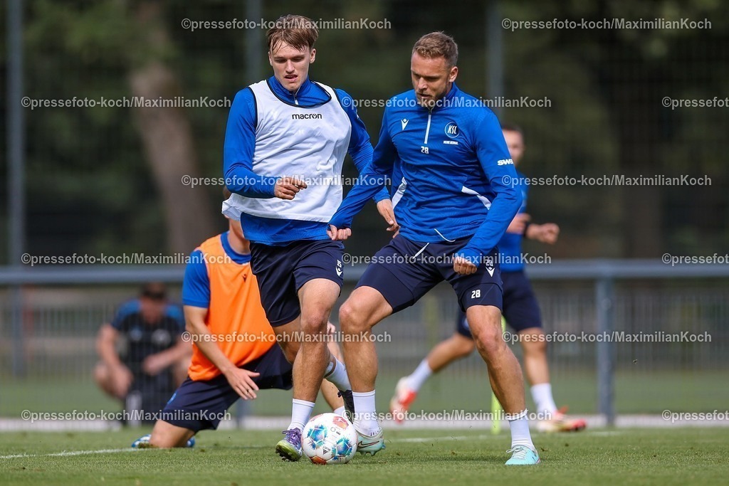 KSC02092502141 | 02.09.2025, Fußball, Training Karlsruher SC, 2. Fußball Bundesliga, Trainingsplatz am BBBank Wildpark Stadion Karlsruhe, Saison 2025 2026: Paul Scholl (KSC #15) im Zweikampf gegen  Marcel Franke (KSC #28) 