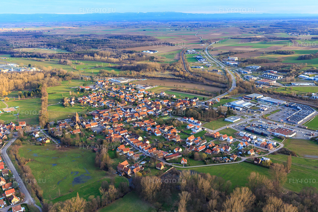 Vue aérienne: Vue de la ville depuis le nord-ouest à le quartier Altenstadt in Wissembourg dans le département Bas Rhin, France – .Photo: IMG_126158.jpg prise le 20/03/2021 par Werner Riehm/FLY-FOTO.eu – Résolution de l'original: 5402 x 3601 px