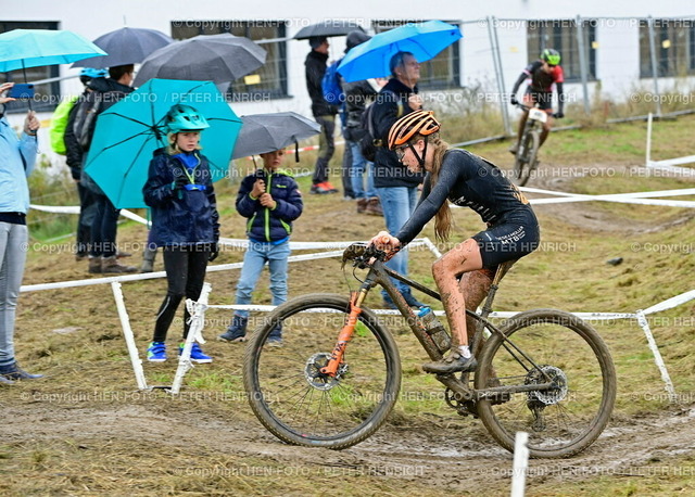 20221002-9302-mtb-cup-rhein-main-HEN-FOTO | 02.10.2022 Radsport MTB Rhein-Main-Cup 2022 5. Rennen in Mühltal auf dem Gelände der Firma Riese & Müller v. li. Nr 990 U15w Lizenz Fabienne Grothe VC Darmstadt Riese&amp;Müller MTB Racing Team 3. Platz (Foto: Peter Henrich) - Realisiert mit Pictrs.com