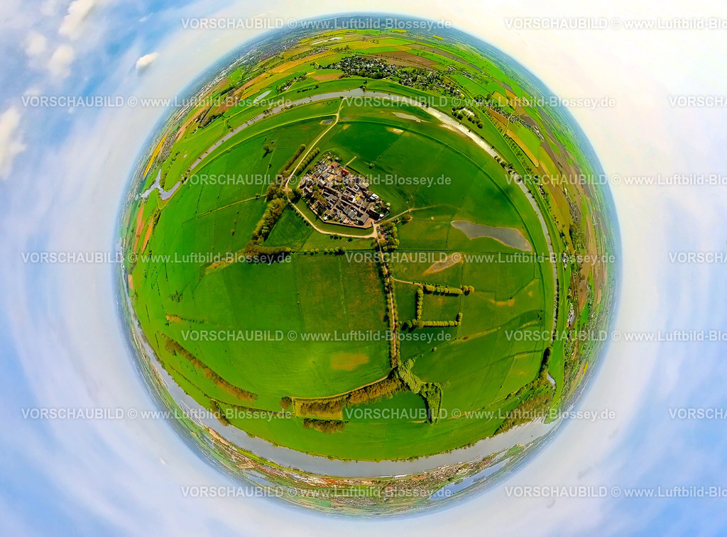 Kleve240490031SchenkenschanzRheinniederungen | Luftbild, Wohnsiedlung Ortsteil Schenkenschanz mit Hochwasserschutzmauer, umgeben von Wiesen und Feldern, unten der Fluss Rhein und die deutsch-niederländische Grenze, oben der Griethauser Altrhein mit der Anlegestelle Fähre Düffelwald, Erdkugel, Fisheye Aufnahme, Fischaugen Aufnahme, 360 Grad Aufnahme, tiny world, little planet, fisheye Bild, Schenkenschanz, Kleve, Niederrhein, Nordrhein-Westfalen, Deutschland