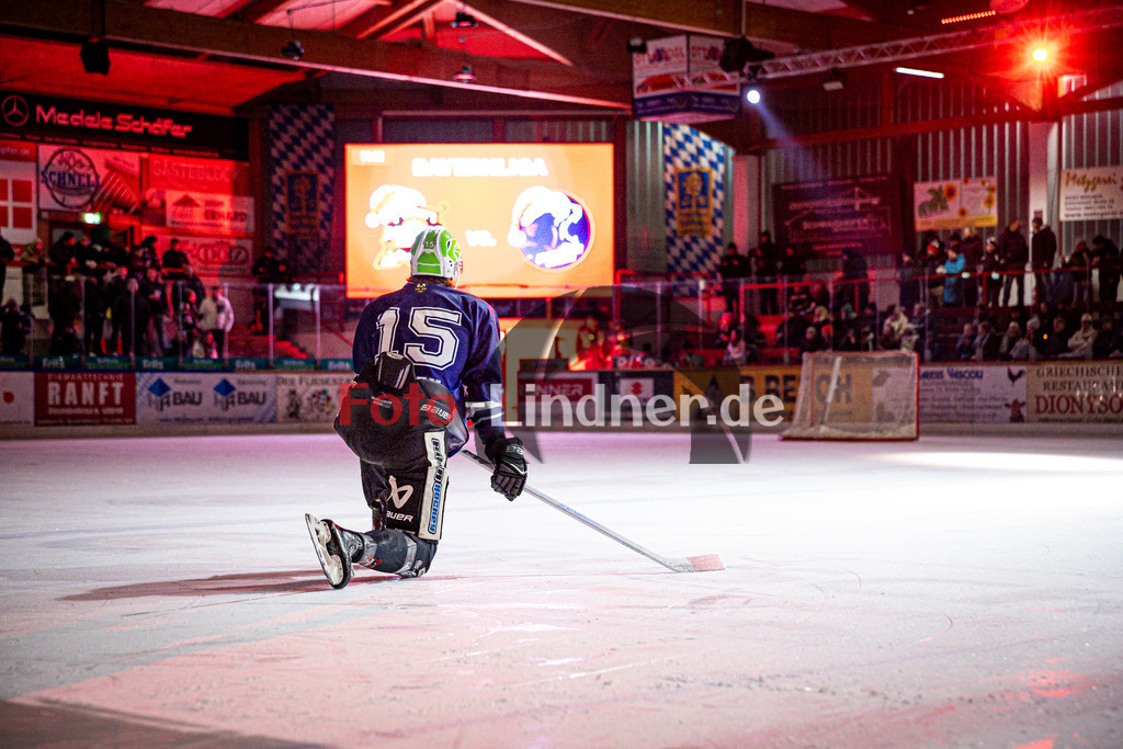Peißenberg MINERS gegen ESV Burgau 2000 | Eishockey Bayernliga 2025/26 Vorrunde 21. Spieltag, Peißenberg MINERS gegen ESV Burgau 2000, 20251226,Ryan MURPHY (MINERS 15) kniehend auf dem Eis, Eröffnung, LED Wand im Hintergrund,2025-12-26 in Peißenberg (flatbuy Arena Peißenberg), Ryan MURPHY (MINERS 15)Copyright: WolfgangxLindner www.foto-lindner.de