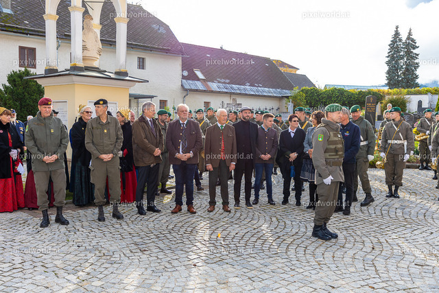 Kranzniederlegung am Karner bei der Stadtpfarrkirche "Maria in Dorn" | Bildershop von pixelworld.at - Realisiert mit Pictrs.com