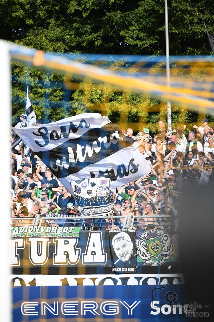 SV Atlas-Delmenhorst-Borussia Mönchengladbach | DFB-Pokal 1. Runde;SV Atlas Delmenhorst (gelb)-Borussia Mönchengladbach (schwarz) am 17.08.2025 in Oldenburg (Marschweg-Stadion), Photo: Philip Eiben 2025 - Realisiert mit Pictrs.com