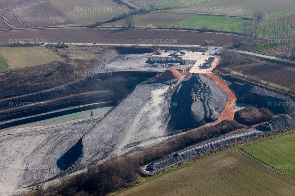 Aerial view: Terrain and overburden areas of the gravel open-pit mine in Lixhausen in the state Bas-Rhin, France. – Photo: IMG_097528.jpg taken on 03/16/2017 by Werner Riehm/FLY-FOTO.com – Resolution of the original: 5472 x 3648 px