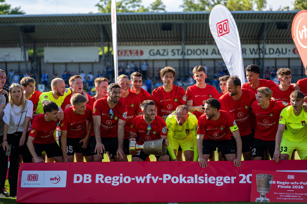 Stuttgarter Kickers vs. SG Sonnenhof Großaspach, Fussball, WFV-Pokal, Finale, 23.05.2026 | Marius Kunde (SG Sonnenhof Großaspach, #16) und seine Mannschaft jubeln nach Pokaluebergabe,Stuttgarter Kickers vs. SG Sonnenhof Großaspach, Fussball, WFV-Pokal, Finale, 23.05.2026